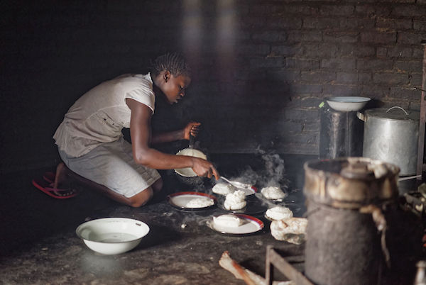 cucina zimbabwe pasto zimbabwe cibo zimbabwe donna in capanna zimbabwe