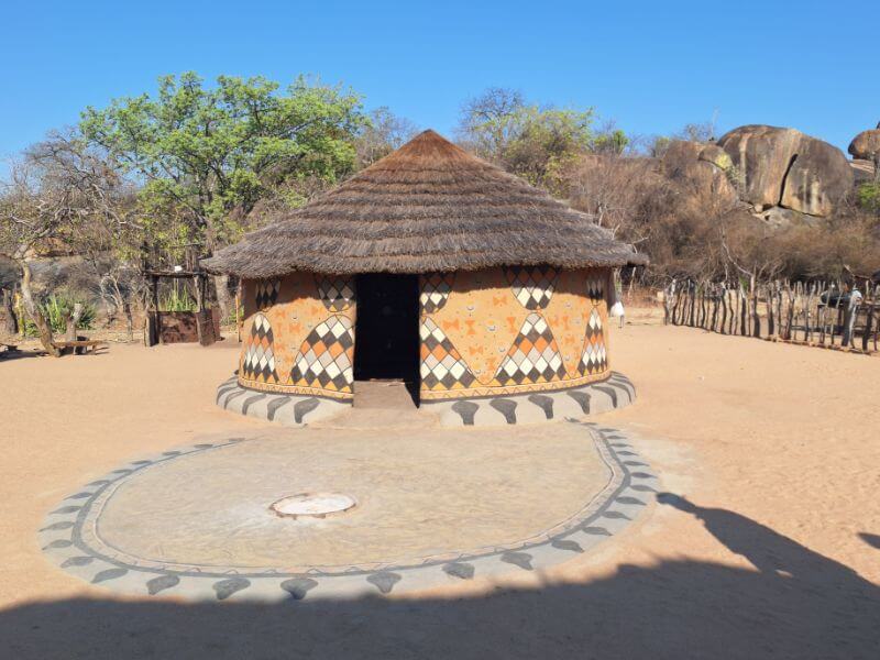 capanna ndebele villaggio africano zimbabwe capanna villaggio cascate vittoria